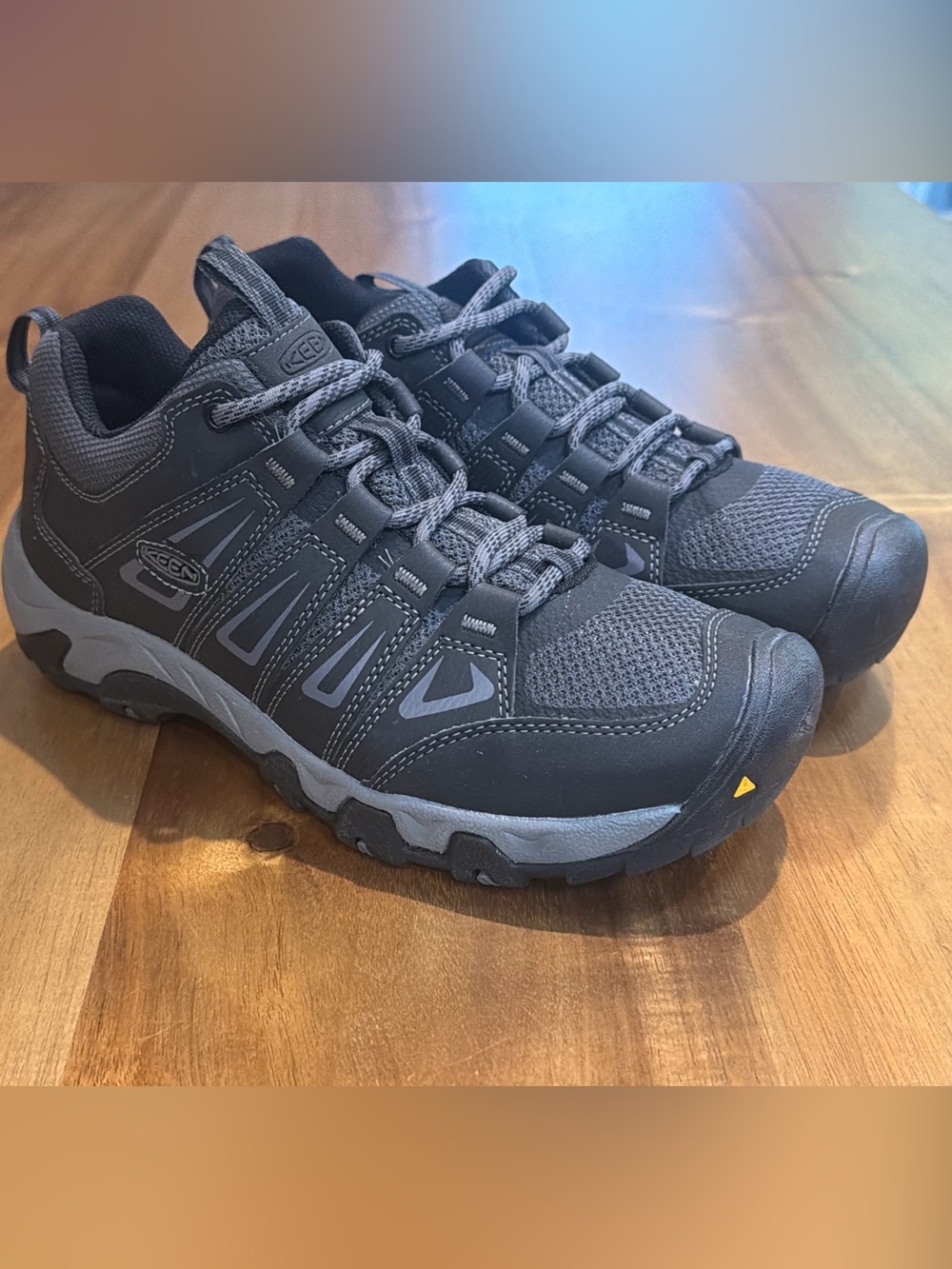 KEEN Oakridge Mens Trail Hiking Shoes Dark Gray Charcoal NWOB Size 9